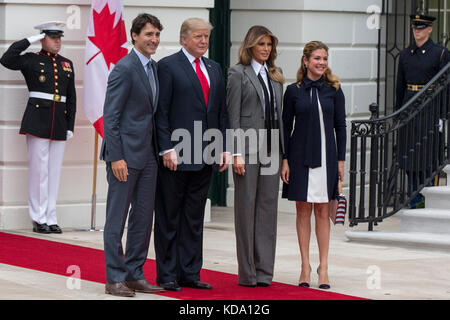 Washington, Stati Uniti. 11 ottobre 2017. Il presidente degli Stati Uniti Donald J. Trump e la First Lady degli Stati Uniti Melania Trump salutano il primo ministro del Canada Justin Trudeau e sua moglie Sophie Grégoire mentre li accolgono alla Casa Bianca l'11 ottobre 2017 a Washington, DC Credit: Alex Edelman/CNP - NO WIRE SERVICE · Credit: Alex Edelman/Consolidated/dpa/Alamy Live News Foto Stock