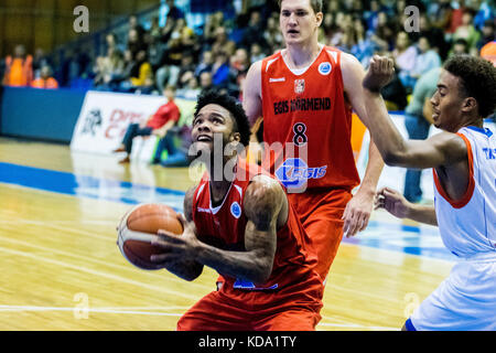 Ottobre 11, 2017: Marchese Wright #1 (Egis Kormend) e Brandon Taylor #5 (CSM Steaua Bucarest) durante la FIBA Europe Cup il 2017-2018, gioco tra Steaua CSM EximBank Bucarest (ROU) e Egis Kormend (HUN) presso la Sala Sporturilor, Sibiu, Romania ROU. Foto: Cronos/Catalin Soare Foto Stock