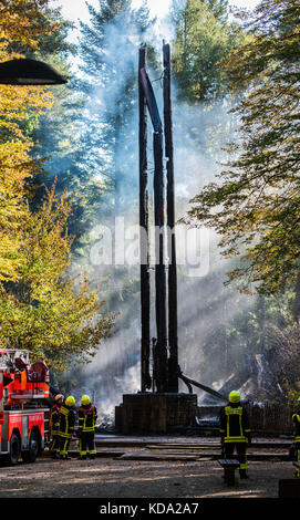 Francoforte sul meno, Germania. 12 ottobre 2017. Fumo che si innalza dai resti carbonizzati della Goether Tower a Francoforte sul meno, Germania, 12 ottobre 2017. La Torre Goethe, un emblema di Francoforte risalente a 80 anni fa e meta di una gita di un giorno è stata completamente distrutta da un incendio. La polizia sospetta un incendio doloso. Crediti: Andreas Arnold/dpa/Alamy Live News Foto Stock