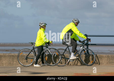 Southport, Merseyside, Regno Unito. Xii oct, 2017. Regno Unito Meteo. Luminoso ma blustery giorno sul lungomare sands e Trans Pennine Trail cycleway. I residenti locali godere la controventatura venti a prendere in qualche raggio di sole e godere della vista della costa di Sefton. Credito: MediaWorldImages/Alamy Live News Foto Stock