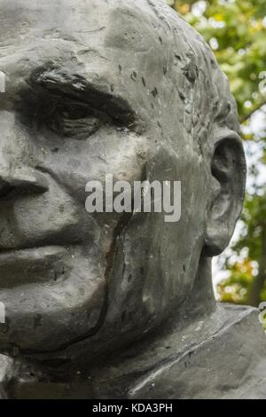 Ottobre 12, 2017 - Poznan, wielkopolska, Polonia - 12 ottobre 2017 - Poznan, Polonia - preoccupato per il Papa - dopo la pioggia ci fu un breve momento quando il monumento a Giovanni Paolo II sembrava piangere - fino a quando il vento essiccato fino ''lacrime". Questa scena simbolico ha avuto luogo a mezzogiorno, in modo che quando il papa ha utilizzato per la preghiera mariana dell Angelus. in quattro giorni sarà il 39o anniversario della elezione del cardinale polacco Karol Wojtyla al capitale di san Pietro. ! La pubblicazione nel contesto negativo vietato (credito immagine: © dawid tatarkiewicz via zuma filo) Foto Stock