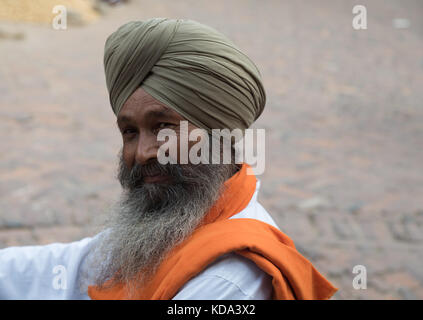 Shankar, panjab, India. Il 12 ottobre 2017. La religione sikh festeggiamenti nuziali nelle zone rurali del villaggio indiano. le trombe e i tamburi di accompagnare lo sposo e la sposa che si preparano a lasciare la cerimonia. Foto Stock