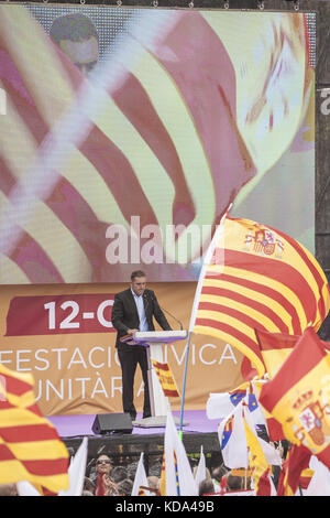 Barcellona, Spagna. 12 ottobre 2017. Discorso in piazza Catalogna durante le celebrazioni della giornata ispanica a Barcellona, Spagna. Crediti: Celestino Arce/ZUMA Wire/Alamy Live News Foto Stock