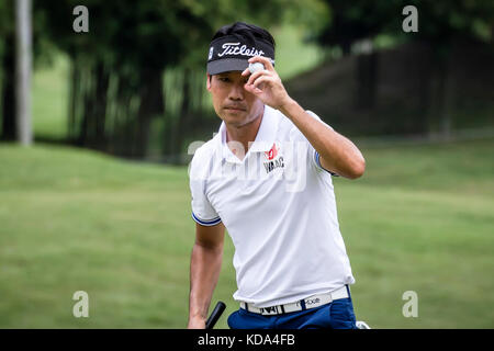 Kuala Lumpur, Malesia. 12 ottobre 2017. USA Kevin Na riconosce la folla al torneo di golf PGA CIMB Classic 2017 di Kuala Lumpur, Malesia. Crediti: Danny Chan/Alamy Live News Foto Stock