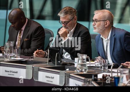 Londra, Regno Unito. 12 Ott 2017. Andrew Boff, membro conservatore dell'Assemblea di Londra, pone una domanda al sindaco di Londra Sadiq Khan in merito al suo incontro con il primo ministro Theresa May durante il tempo delle interrogazioni del sindaco al Municipio. Credit: Mark Kerrison/Alamy Live News Foto Stock