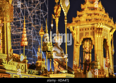 Bangkok, Tailandia. Xii oct, 2017. La scultura di una figura mitica è visto al crematorio del compianto Re bhumibool adulyadej a Bangkok, Thailandia, oct. 12, 2017. i lavoratori e gli artigiani sono state aggiungendo il tocco finale al re Bhumibol il crematorio, prima che esso sia messo in uso durante un corso di cinque giorni royal funerali in programma dal 25 ottobre al 29. Credito: li mangmang/xinhua/alamy live news Foto Stock