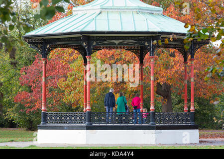Londra, Regno Unito. Xii Ottobre, 2017. Le persone in piedi la bandstand nel parco di Greenwich ammirando i colori autunnali. Essa è stata una soleggiata giornata autunnale nel parco di Greenwich nel sud est di Londra. Rob Powell/Alamy Live News Foto Stock