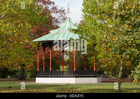 Londra, Regno Unito. Xii Ottobre, 2017. Il parco di Greenwich bandstand circondato da colori autunnali. Essa è stata una soleggiata giornata autunnale nel parco di Greenwich nel sud est di Londra. Rob Powell/Alamy Live News Foto Stock