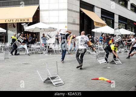 Barcellona, Spagna. 12 ottobre 2017. I manifestanti di estrema destra assaltano il Zurich Bar a Placa Catalunya durante la manifestazione unionista della giornata Nazionale crediti: Piero Cruciatti/Alamy Live News Foto Stock