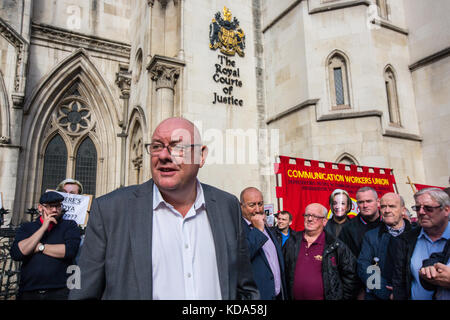 Londra, Regno Unito. Il 12 ottobre 2017. Dave Ward, Segretario generale della comunicazione dei lavoratori (Unione CWU) al di fuori della Corte alta. I membri delle comunicazioni sindacali hanno protestato presso il Royal Courts of Justice come il Post Office intraprendere azioni legali per impedire lo sciopero. David Rowe/Alamy Live News. Foto Stock