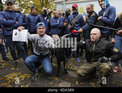 Kiev, Ucraina. 12 ottobre 2017. Gli attivisti ucraini del partito ucraino di estrema destra Nazionale del Corpus ucraino tengono una capra durante una protesta nei pressi dell'ambasciata della Repubblica Ceca a Kiev, Ucraina, il 12 ottobre 2017.il presidente Milos Zeman, che ha parlato a Strasburgo, Francia, il 10 ottobre, ha ribadito la sua posizione contro le sanzioni dell'Unione europea contro la Russia per la crisi Ucraina. La parola ''Kozel'' che significa capra in ucraino è spesso usata per insultare una persona. Crediti: ZUMA Press, Inc./Alamy Live News Foto Stock