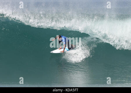 Hossegor, Francia. Xii oct, 2017. SPORT, surf, WSL QUIKSILVER PRO FRANCIA - Joan Duru di Francia compete durante il primo round del Mondiale 2017 Campionato Surf Quicksilver Pro Francia il 12 ottobre 2017 in Hossegor, Francia. Credito: Manuel Blondau/ZUMA filo/Alamy Live News Foto Stock