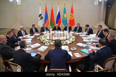 Sochi, Russia. 11 ottobre 2017. Il presidente russo Vladimir Putin ospita il vertice del Consiglio economico eurasiatico dell'11 ottobre 2017 a Sochi, in Russia. Crediti: Planetpix/Alamy Live News Foto Stock