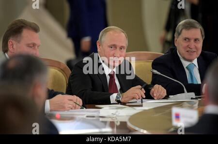 Sochi, Russia. 11 ottobre 2017. Il presidente russo Vladimir Putin durante il vertice del Consiglio economico eurasiatico dell'11 ottobre 2017 a Sochi, Russia. Crediti: Planetpix/Alamy Live News Foto Stock