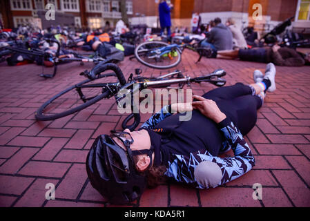 Londra, Regno Unito. Il 12 ottobre 2017. Smettere di uccidere i ciclisti campagna di stadio di gruppo di "die-in al di fuori di Kensington e Chelsea Town Hall dopo un ciclista femmina è stato ucciso il Chelsea Bridge su settembre 27th, il settimo pilota di morire in un incidente stradale nel 2017. Credito: Stephen Chung / Alamy Live News Foto Stock