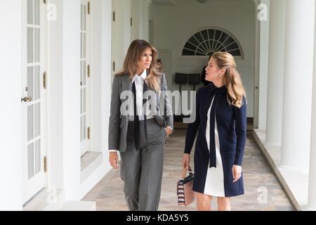 Washington, Stati Uniti d'America. 11 Ott 2017. La prima signora statunitense Melania Trump, a sinistra, cammina con la prima signora del Canada Sophie Grégoire Trudeau attraverso il Colonnade Casa Bianca 11 ottobre 2017 a Washington, DC. Credit: Planetpix/Alamy Live News Foto Stock