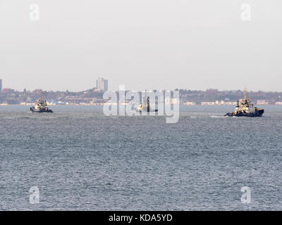 Sheerness, Kent, Regno Unito. Xii oct, 2017. Regno Unito Meteo: un soleggiato fine a una calda giornata d'autunno. Tre rimorchiatori pronti per assistere il contenitore della nave 'YM testimone' che si avvicina al London Gateway nel sole del tardo pomeriggio. Credito: James Bell/Alamy Live News Foto Stock