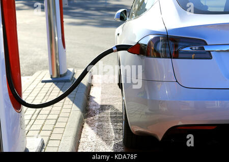 Toijala, Finlandia - 24 settembre 2017: close up del nuovo modello tesla s auto elettrica collegata alla stazione di sovralimentazione. Foto Stock