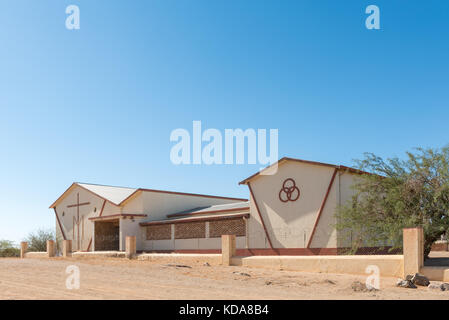 Karasburg, Namibia - giugno 13, 2017: una scuola presso la chiesa cattolica romana chiesa della Santa Trinità in karasburg nella regione di karas di Namibia Foto Stock
