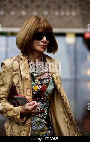 Anna Wintour dopo Christopher Kane london fashion week .primavera estate ss18 . sett 2017 street style ***per solo uso editoriale*** Foto Stock