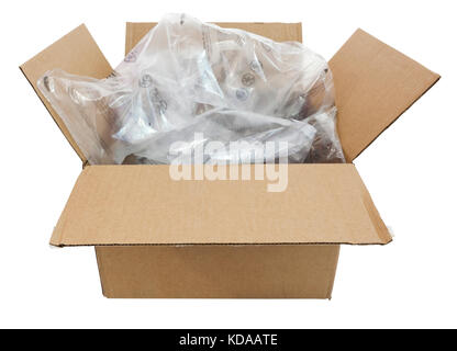 Spedizione in cartone scatola riempita con aria in plastica cuscini cuscino isolato. orizzontale. Foto Stock