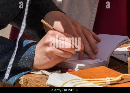 Scribe pratica illuminazione tradizionale Foto Stock