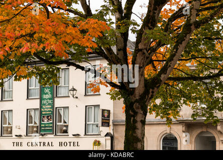 Il Central Hotel, Donegal Town, Irlanda in autunno Foto Stock