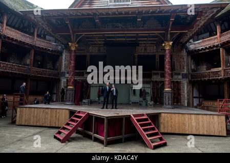 Il presidente degli Stati Uniti Barack Obama visita lo Shakespeare Globe Theatre il 23 aprile 2016 a Londra, Inghilterra. Foto Stock