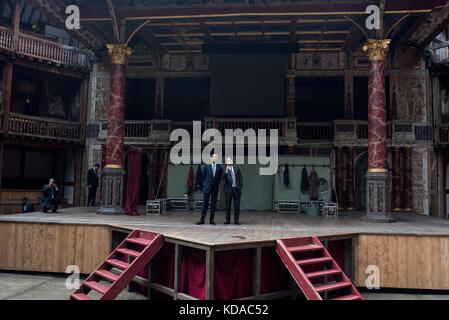 Il presidente degli Stati Uniti Barack Obama visita lo Shakespeare Globe Theatre il 23 aprile 2016 a Londra, Inghilterra. Foto Stock