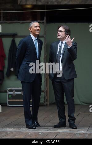 Il regista teatrale inglese Dominic Dromgoole offre al presidente degli Stati Uniti Barack Obama un tour dello Shakespeare Globe Theatre il 23 aprile 2016 a Londra, Inghilterra. Foto Stock