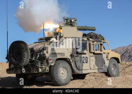 Un veicolo tattico Humvee dell'esercito statunitense spara un missile simulato lanciato a tubo, con tracciamento ottico, guidato da filo durante uno scenario di addestramento all'attacco presso il Fort Irwin National Training Center il 7 maggio 2017 a Fort Irwin, California. Foto Stock