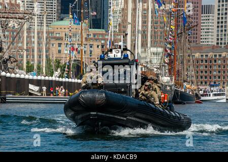 Gli ufficiali del team di risposta alla sicurezza marittima della Guardia Costiera degli Stati Uniti pattugliano il porto di Boston da barche gommoni durante la Sail Boston del 20 giugno 2017 a Boston, Massachusetts. Foto Stock