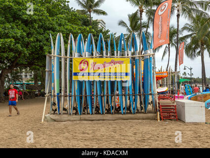 Visualizzate le tavole da surf in affitto sulla spiaggia di Waikiki di Oahu, Hawaii. Foto Stock