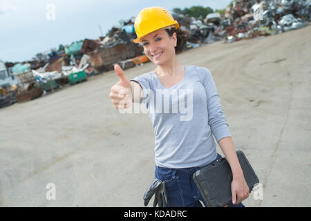 Lavoratore di sesso femminile che auto cantiere di scarto Foto Stock