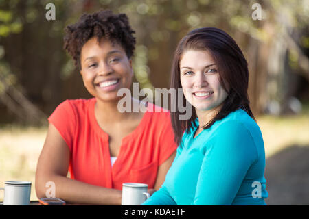 Diversi gruppi di amici a parlare e a ridere. Foto Stock