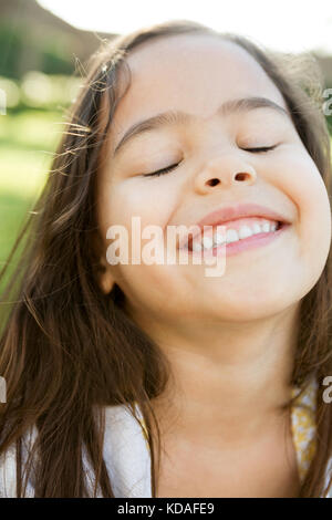 Incantevole piccola ragazza sorridente e felice, Foto Stock