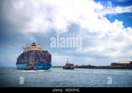 Nave portacontainer nel fiume Swan uscire fremantle porta con assistenza del rimorchiatore a traino Foto Stock