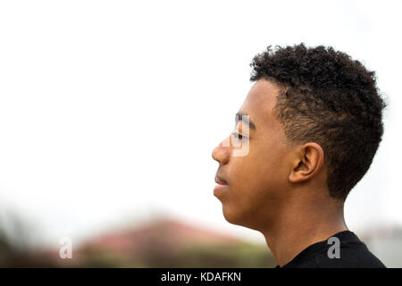 African adolescente americano nel pensiero profondo. Foto Stock