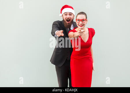 Segno di meraviglia. aprire bocca e grandi occhi. ben vestito uomo d affari e la donna che guarda la fotocamera e mostra le dita. studio shot Foto Stock