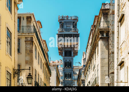 Lisbona, Portogallo - agosto 11, 2017: costruito nel 1902 santa justa elevador sollevare, chiamato anche carmo lift è un ascensore nella parrocchia civile di santa justa Foto Stock