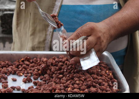 Rivestite di zucchero arachidi, brasiliano cibo di strada Foto Stock