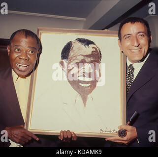 Louis ARMSTRONG (1901-1971) il musicista jazz statunitense viene presentato con un ritratto di se stesso acquistare il cantante Tony Bennett nel 1970 Photo: Tony Gale Foto Stock