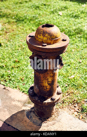 Vecchio idrante di fuoco sul Paseo de Montejo marciapiede in Merida, Yucatan, mexio Foto Stock