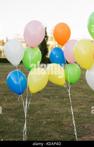 I grappoli di multi-di palloncini colorati Foto Stock