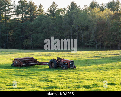 Il trattore in un campo al di fuori del Vermont 100 autostrada a nord di Londonderry, Vermont. Foto Stock