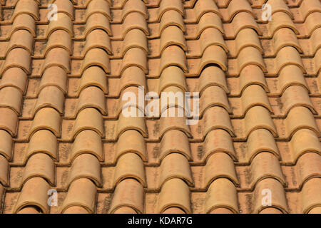 Alcune coperture tegole pan in righe su un tetto usata invece di liste di Conciatetti Foto Stock