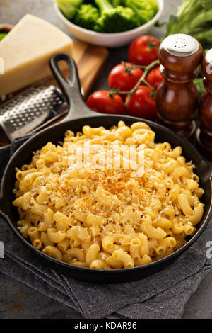 Mac e formaggio in una ghisa pan Foto Stock