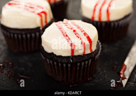 Spooky Halloween themed le tortine con sangue finto Foto Stock