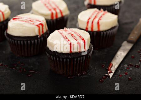 Spooky Halloween themed le tortine con sangue finto Foto Stock