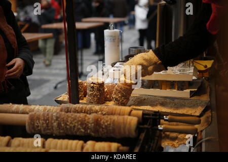 Trdelnik - tradizionale torta e dolce pasticceria dalla Repubblica ceca, Slovacchia e Ungheria Foto Stock